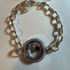 Origami Owl Silver Charm
Bracelet with January birthstone,wine glass &family ♥️